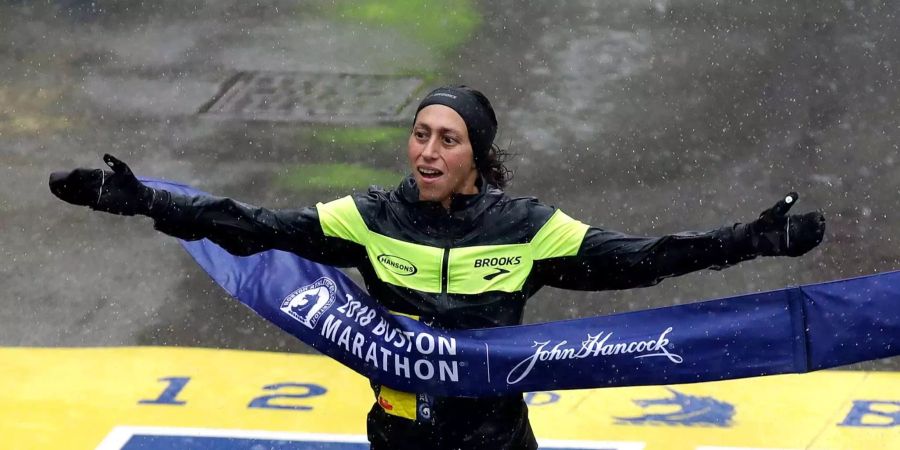 Über vier Minuten Vorsprung: Desiree Linden trifft als Erste im Ziel ein.
