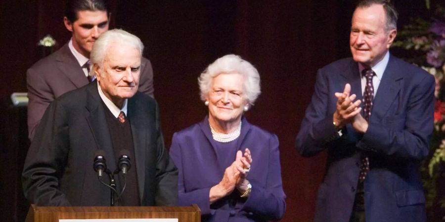 Barbara Bush, hier mit Ex-Präsident George Bush (r.) und dem kürzlich verstorbenen Predigers Billy Graham, geht es gesundheitlich schlecht.