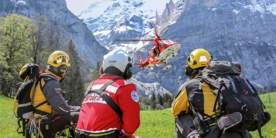 Training an der Rettungswinde beim Oberen Grindelwaldgletscher.