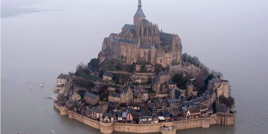 Mont-Saint-Michel ist eine beliebte Insel für Touristen.