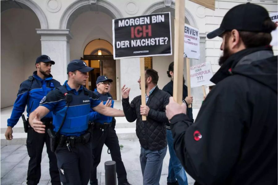 IZRS-Unterstuetzer demonstrieren vor dem Bundesstrafgericht in Bellinzona gegen den Prozess gegen die IZRS-Vorstandsmitglieder.