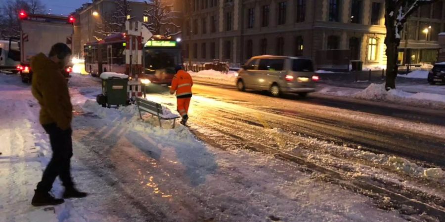 In Bern wird an den Bushaltestellen gesalzen.