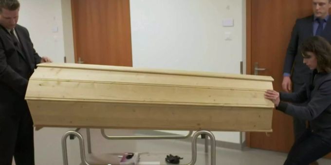 Dann wird der Sarg geschlossen. Dann wird der Sarg geschlossen.