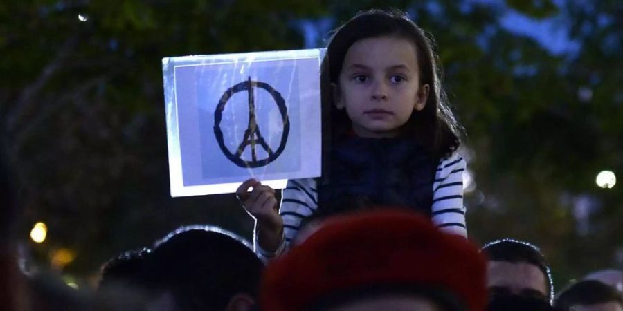 Als Gedenken an die Opfer der Terroranschläge von Paris 2015.