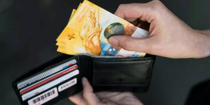 Manchen Schweizern fehlt das nötige Kapital, um sich bestimmte Anschaffungen leisten zu können. Manchen Schweizern fehlt das nötige Kapital, um sich bestimmte Anschaffungen leisten zu können.