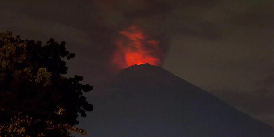 Im Krater des Mount Agung trat bereits am Sonntag Magma zutage.