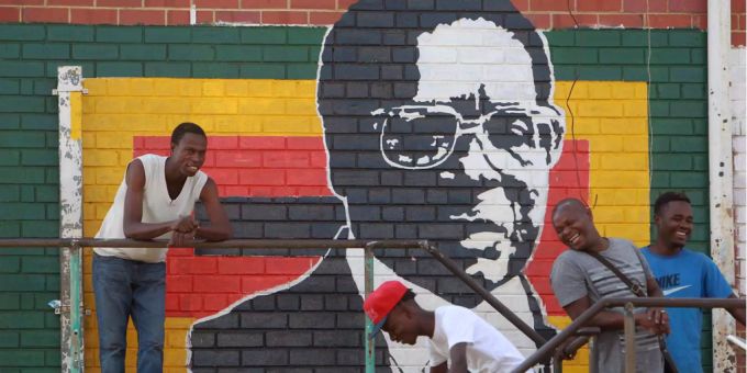 Seine Partei will Präsident Robert Mugabe des Amtes entheben. Seine Partei will Präsident Robert Mugabe des Amtes entheben.
