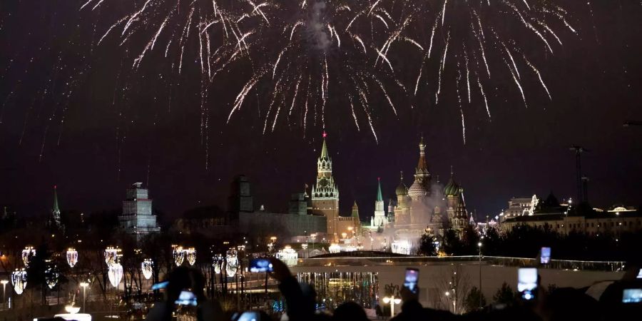 Ein Silvesterfeuerwerk zum Jahreswechsel 2018 leuchtet über Moskau (RUS)