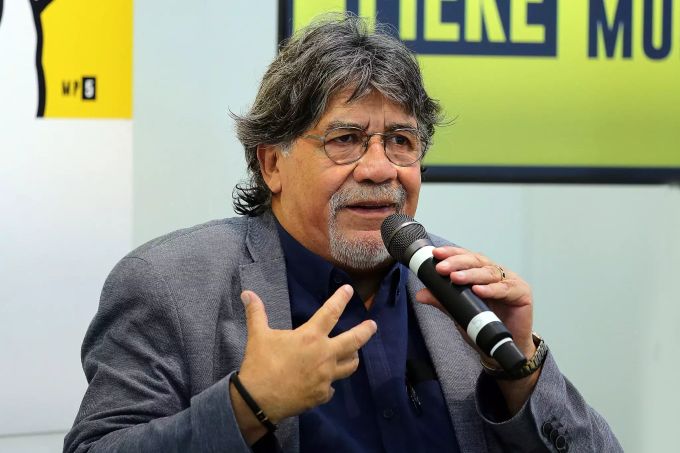 Der chilenische Schriftsteller Luis Sepúlveda spricht auf einer Buchmesse. Luis Sepúlveda