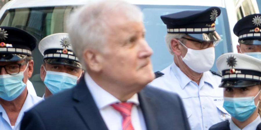 Bundesinnenminister Horst Seehofer besichtigte die Schäden nach der nächtlichen Randale in Stuttgart. Foto: Marijan Murat/dpa