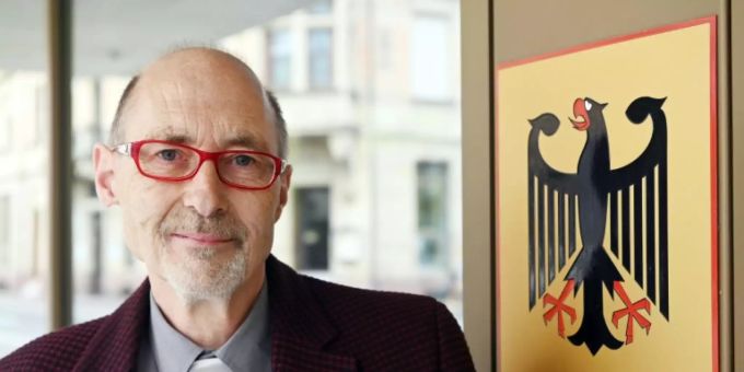 Kläger Herbert Gilbert vor Verhandlungsbeginn am BGH Abgasskandal