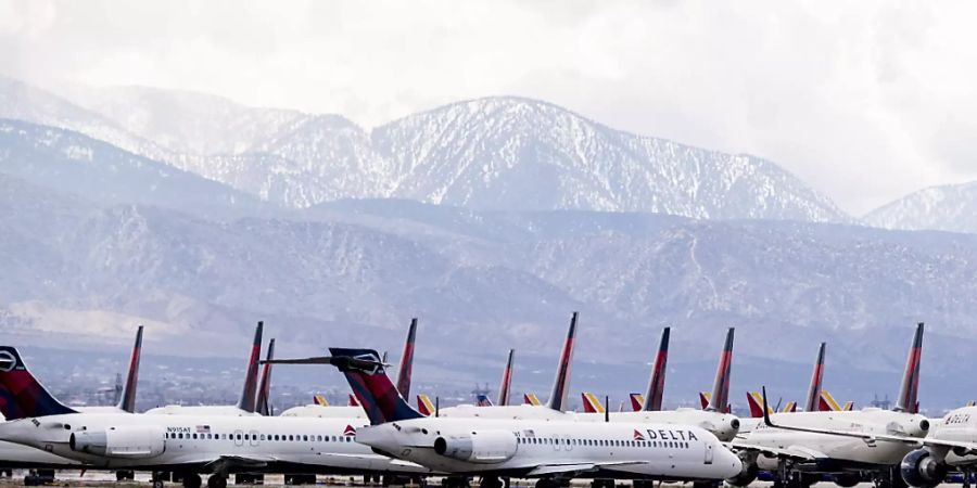 Flugzeuge am Boden: Die US-Airlines leiden stark unter der Coronavirus-Krise und befördern auf den wenigen verbliebenen Flügen auch kaum Passagiere. (Archivbild)