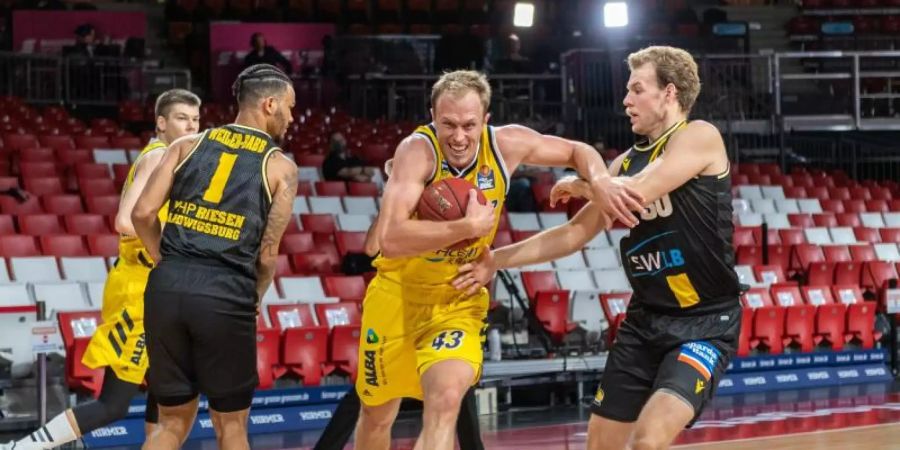 Luke Sikma (M) siegte mit Alba Berlin gegen Ludwigsburg. Foto: Tilo Wiedensohler/camera4/BBL/pool/dpa