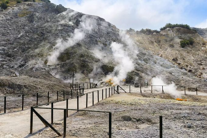 In der Nähe von Pozzuoli treten Gase auf natürlichem Weg an die Oberfläche. Pozzuoli Geothermie Bohrung Unfall