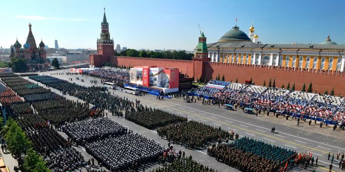 Parade-Formationen stehen auf dem Roten Platz vor Beginn der grössten Militärparade der russischen Geschichte zum 75. Jahrestag des Sieges der Sowjetunion über Hitler-Deutschland. Russland