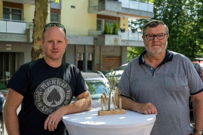 Lukas Wiedmer (l) und Erwin Schmocker (r) sind aus Sympathie an das Eröffnungsfest gekommen