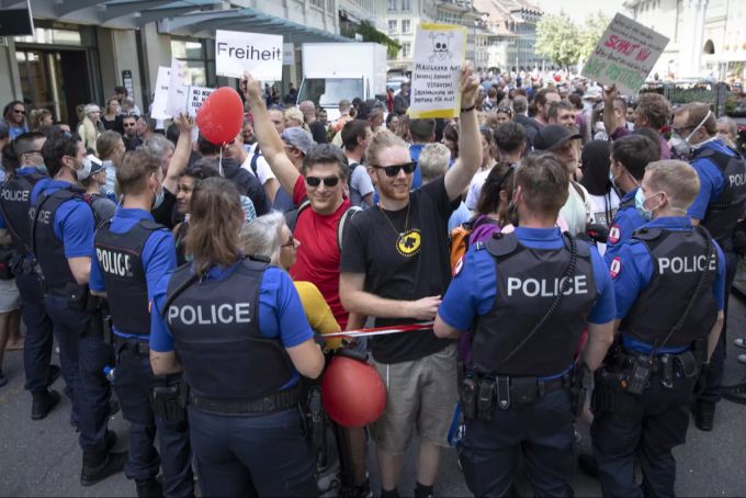 Ein Bild der Mahnwache gegen das Coronavirus vom vergangenen Samstag auf dem Berner Bärenplatz. corona-mahnwache 9. mai