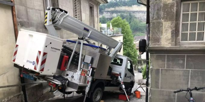 Der Lastwagen mit Kran und Arbeitskorb rutsche an Hausfassaden entlang, bevor er zum Stillstand kam. Freiburg Lastwagen Unfall