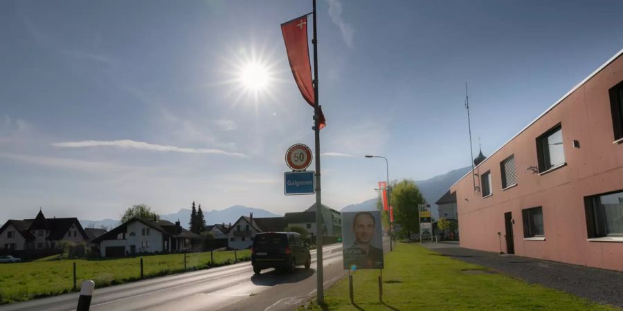 Einfahrtsstrasse Richtung der Gemeinde Galgenen.