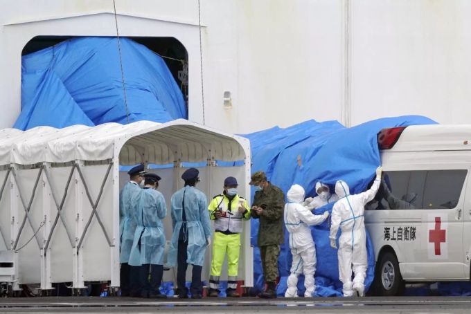 Unter schärfsten Hygiene-Vorkehrungen werden mit dem Coronavirus Infizierte von der «Diamond Princess» evakuiert. 712 Personen steckten sich an Bord an. Coronavirus Kreuzfahrten Diamond Princess