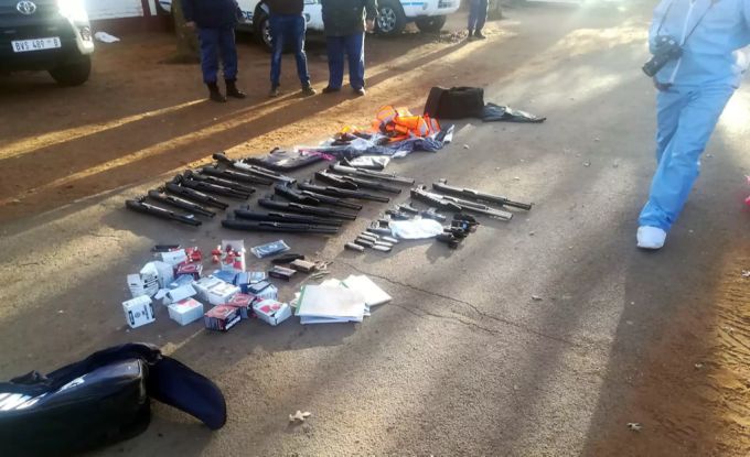 Die Polizei in Südafrika konnte über drei Dutzend Waffen beschlagnahmen. johannesburg