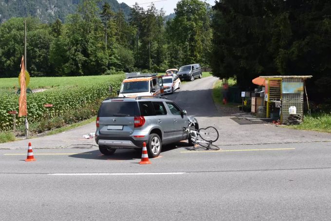 Der Velofahrer wurde mit schweren Kopf- und Hüftverletzungen hospitalisiert. Ennetmoos NW Unfall Velo