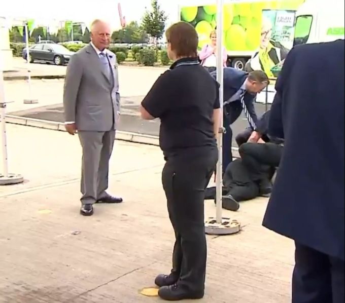 Prinz Charles beginnt ein Gespräch mit der nächsten Person. charles