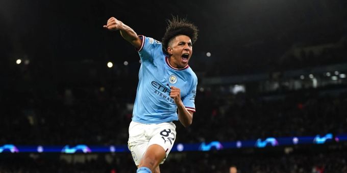 Wurde beim Spiel gegen den FC Sevilla von spanischen Fans rassistisch angefeindet: Rico Lewis von Manchester City. Rico Lewis