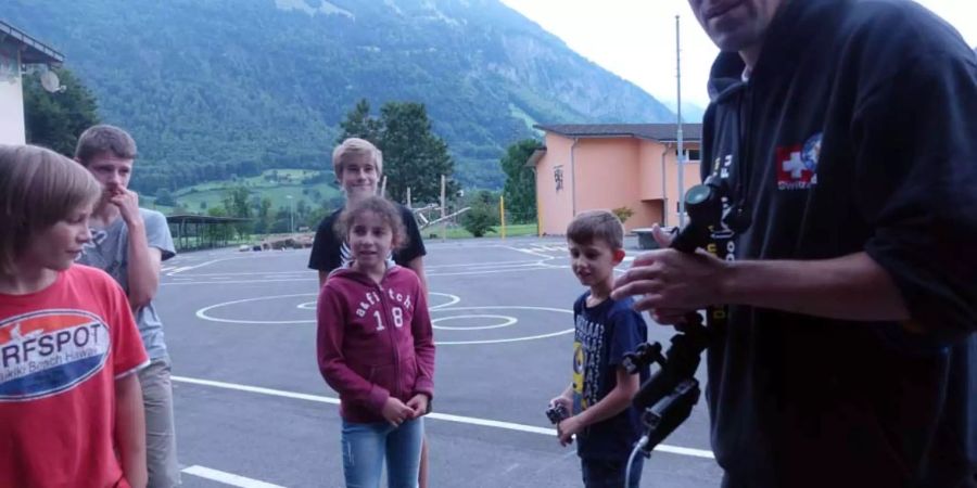 Stephan Krellmann (rechts) bereitet sich für die Aufnahmen vor.