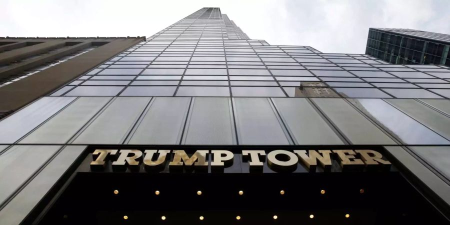 Der Eingang des Trump Towers wurde versprayt.