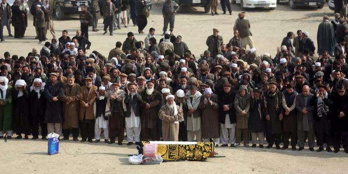 Afghanen beten bei einer Beerdigung für ein Opfer, das bei einem Anschlag des Taliban ums Leben kam. taliban