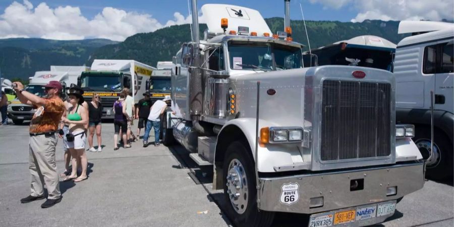 Kein Oldtimer: Eine Walliser Firma muss für seinen Truck nachträglich Verkehrsabgaben bezahlen.