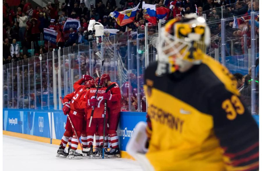 Bitter für die Deutschen: trotz Führung kurz vor Schluss, jubeln in der Verlängerung die Russen über den Olympia-Sieg im Eishockey.