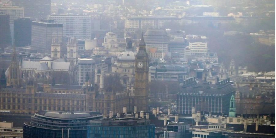 Die Londoner Innenstadt bei regem Verkehr.