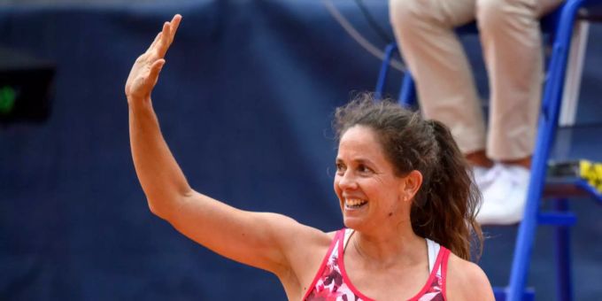 Patty Schnyder (WTA 189) winkt ihren Fans zu Patty Schnyder (WTA 189) winkt ihren Fans zu