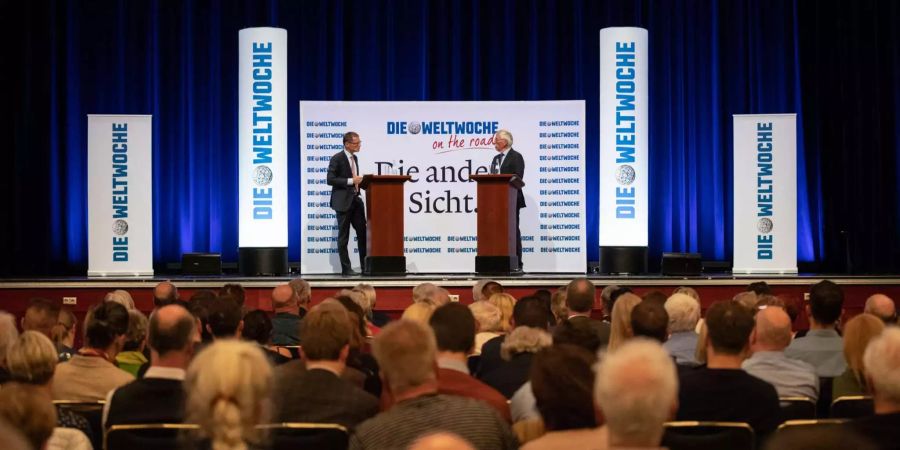 Journalist und SVP-Nationalrat Roger Köppel (l.) und Autor Thilo Sarrazin beim «Weltwoche»-Anlass in Berlin.