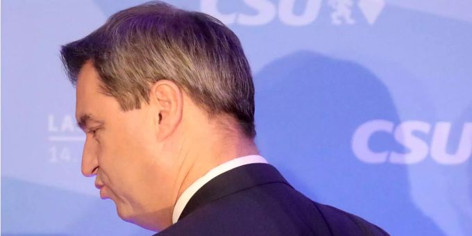 Markus Söder (CSU), Ministerpräsident von Bayern, geht bei der Wahlparty der CSU im Landtag von der Bühne, nachdem er zu den Anhängern gesprochen hat. Markus Söder (CSU), Ministerpräsident von Bayern, geht bei der Wahlparty der CSU im Landtag von der Bühne, nachdem er zu den Anhängern gesprochen hat.