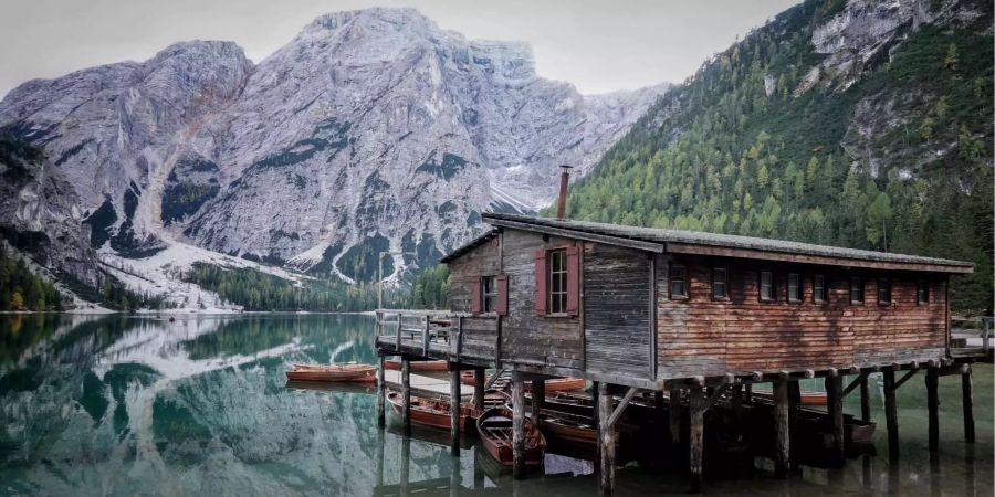 Das Bootshaus auf dem Pragser Wildsee in Italien.