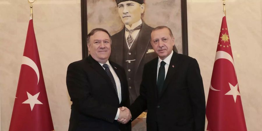 Dieses von Pool Presidential Press Service zur Verfügung gestellte Bild zeigt Recep Tayyip Erdogan (r.), Präsident der Türkei, und US-Aussenminister Mike Pompeo (l.), die sich vor einem Treffen am Flughafen Esenboga (TUR) die Hand geben.