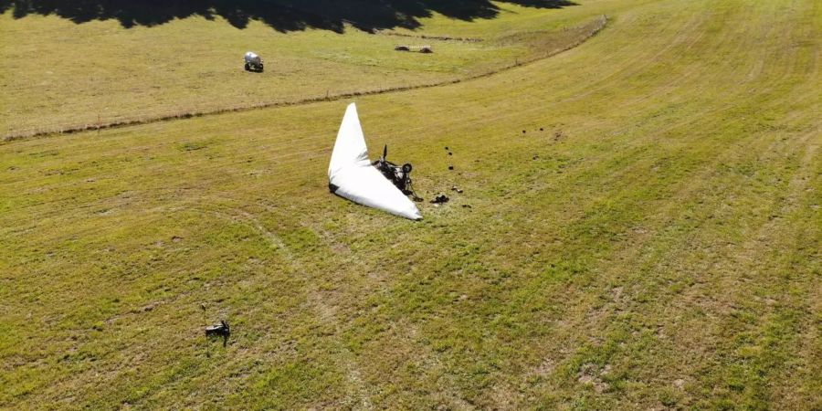 Das Ultraleichtflugzeug ist auf einem Feld bei Prédame FR abgestürzt.