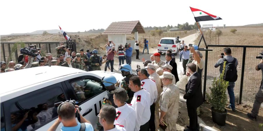 Fahrzeuge der UN überqueren den Übergang Kunaitra bei der syrisch-israelischen Grenze.