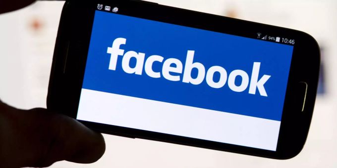 Facebook wird von Washington DC verklagt. Der Schriftzug der Social Media-Plattform Facebook ist auf einem Handy zu sehen. (