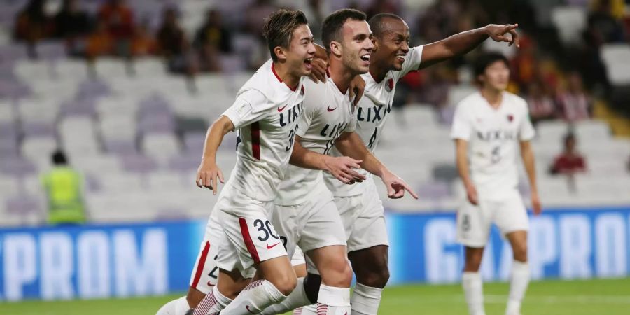 Spieler von Kashima Antlers bejubeln einen Treffer.