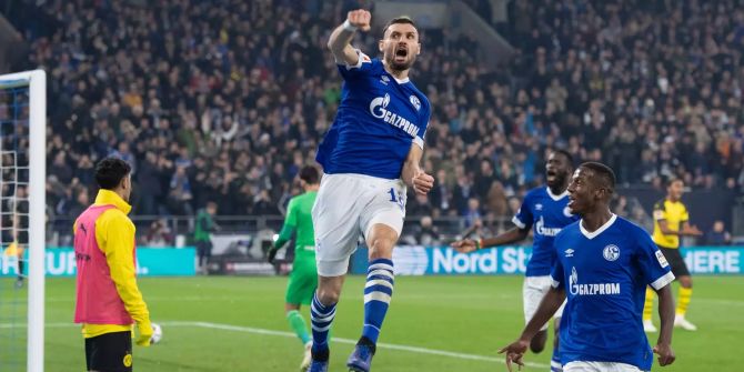 Daniel Caligiuri jubelt beim Revierderby über seinen Treffer.