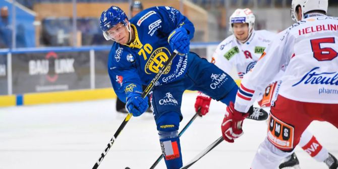 Enzo Corvi schiesst im Spiel gegen die Rapperswil-Jona Lakers.