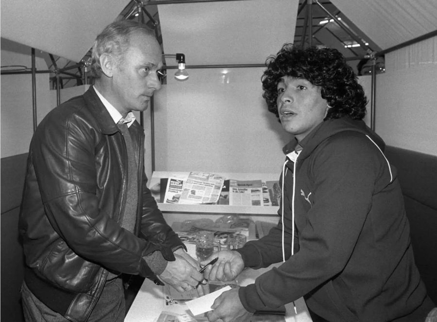 Udo Lattek (links) zu Beginn der 1980er-Jahre mit Diego Maradona.