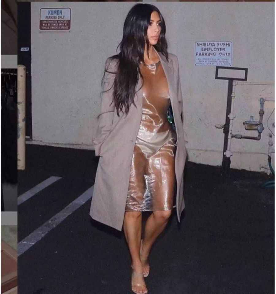 Kim Kardashian weiss wies geht: hier zeigt sich die Frau von Kanye West in einem durchsichtigen Plastik-Outfit. Ob sie wohl Regen erwartet?