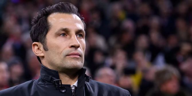 Sportdirektor Hasan Salihamidzic von München steht vor einem Spiel in der Arena.