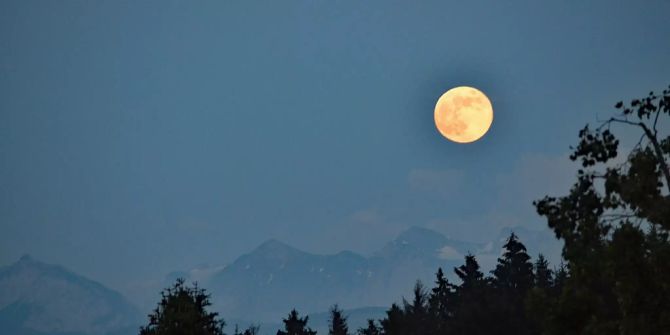 Der Mond in Langnau am Albis.