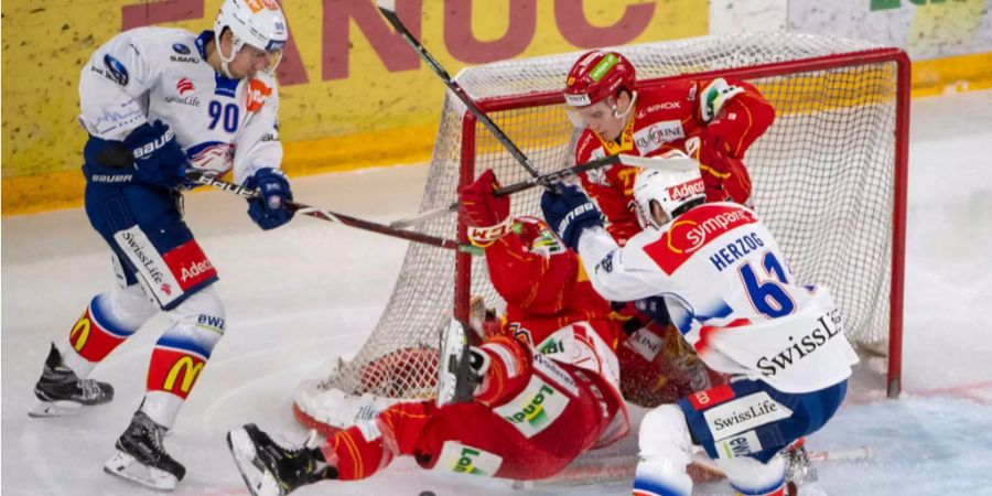 Biels Jason Fuchs, und Dominik Egli (Mitte) kämpfen gegen Mattia Hinterkircher (links) und Fabrice Herzog (rechts) um den Puck.